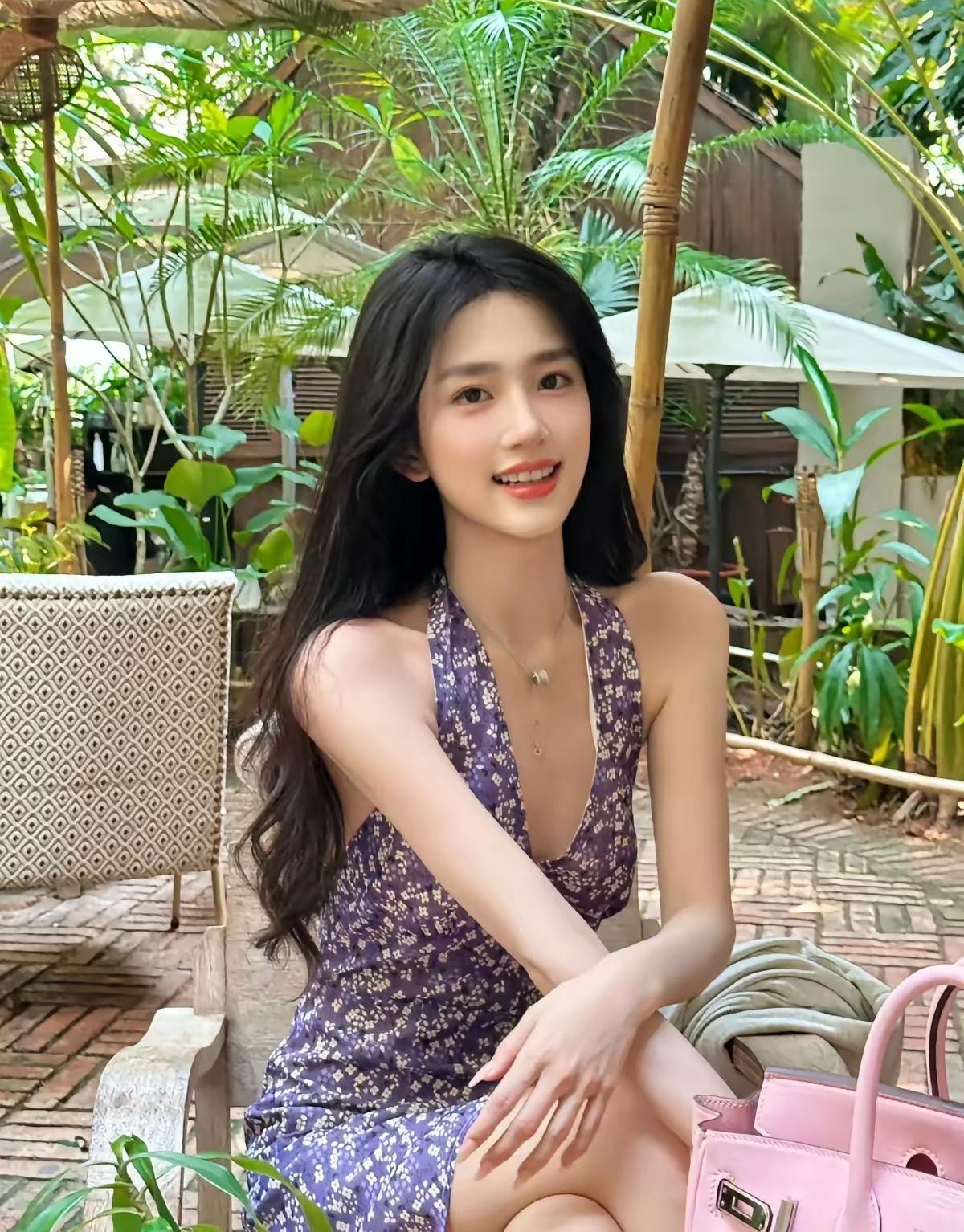 夏日清凉穿搭，花裙与绿植的完美搭配清新脱俗的女孩子是什么样子的呀 如何搭配短裙以