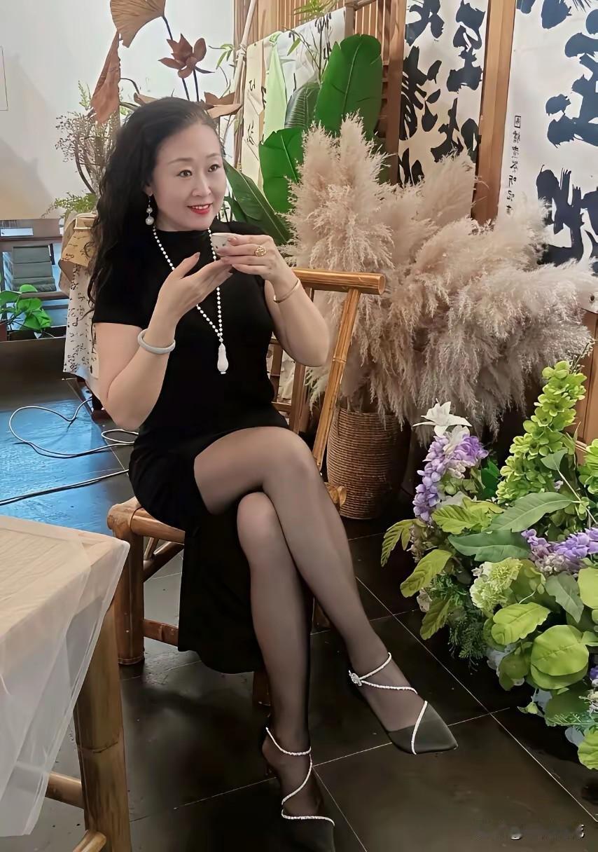 优雅黑裙，精致配饰，静享下午茶时光。