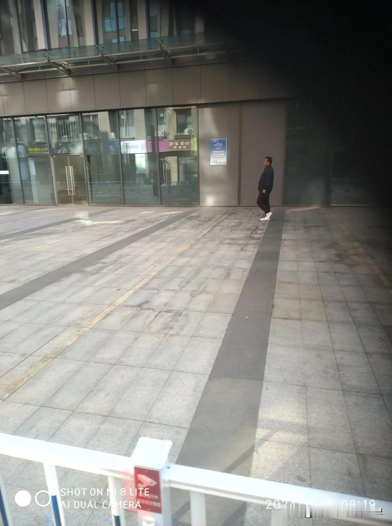 今天早上这个男的跟了我一路，啊呸啊呸的吐了一路，晚上又有狗守在小区附近啊呸啊呸，