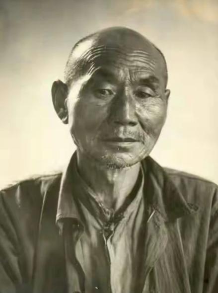 1937年，南京一个院子里，跪着十几名中国人，两个日军正在挨个砍头。突然，一个1