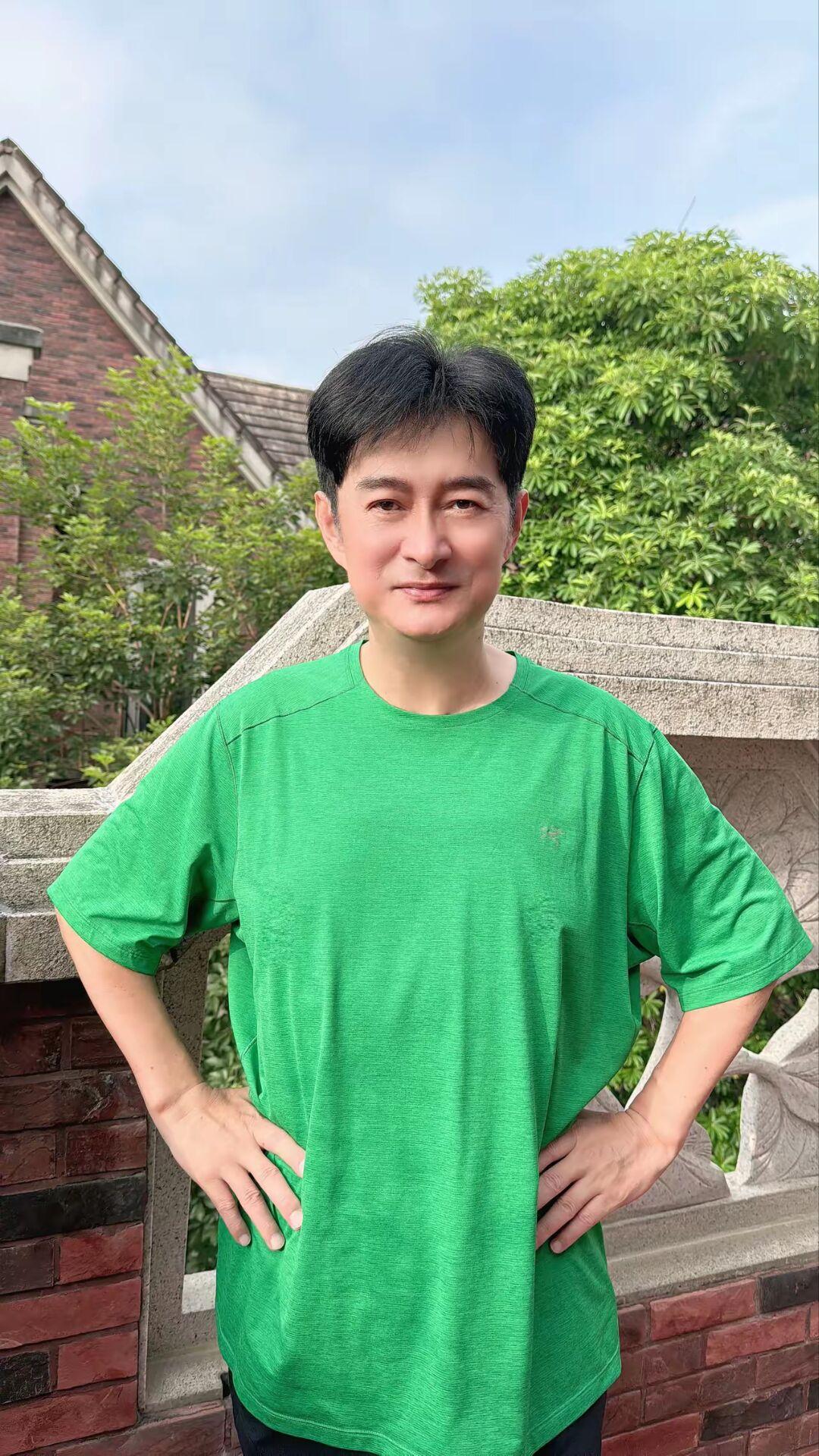 过气又冷门的歌手黄安，现在找到了流量密码，重新活跃在网络上。

黄安的流量密码就