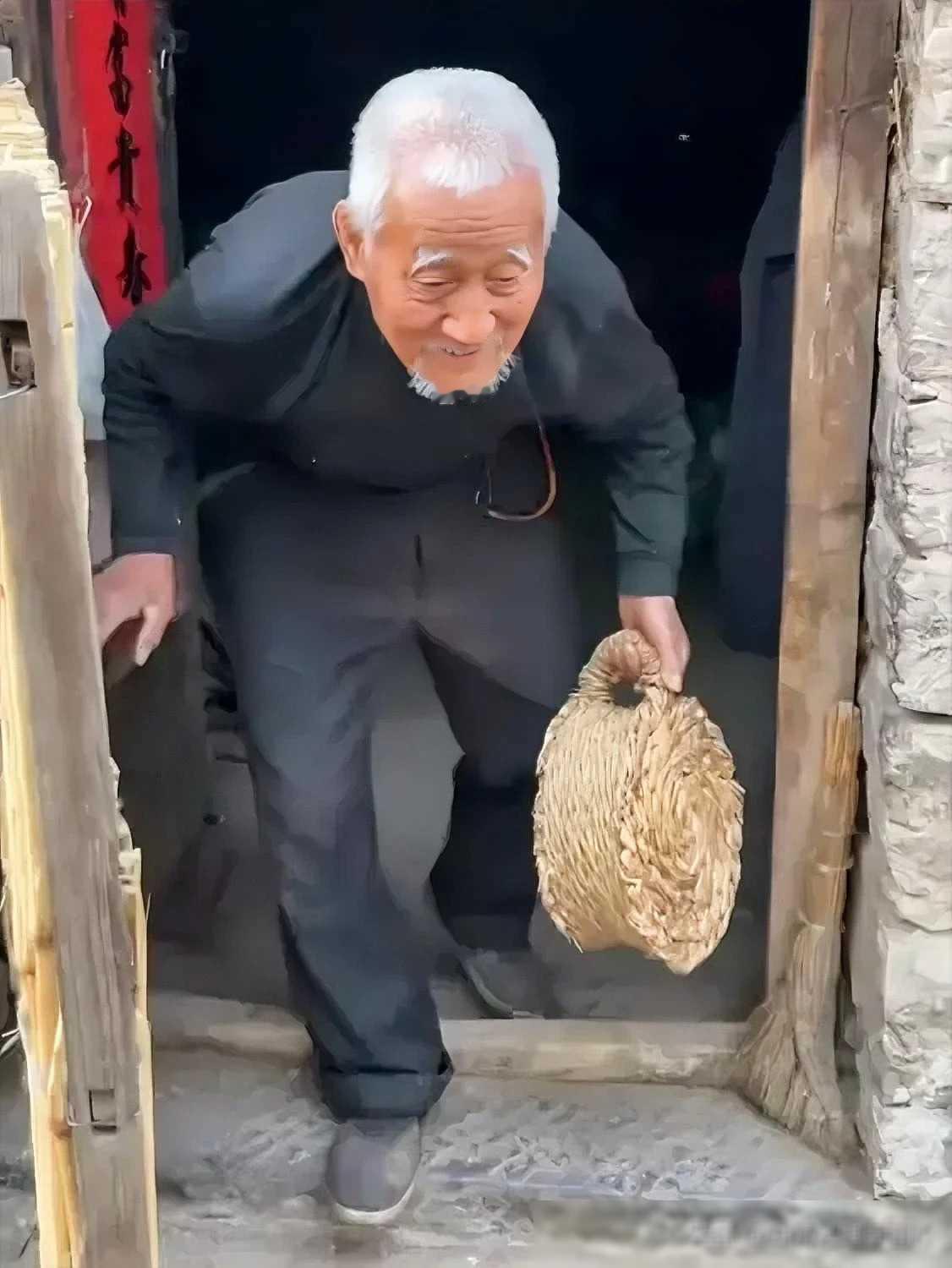 嘿，大家好！今天我要和大家分享一个让人怀念的老物件，你们见过的老物件中，大家都叫