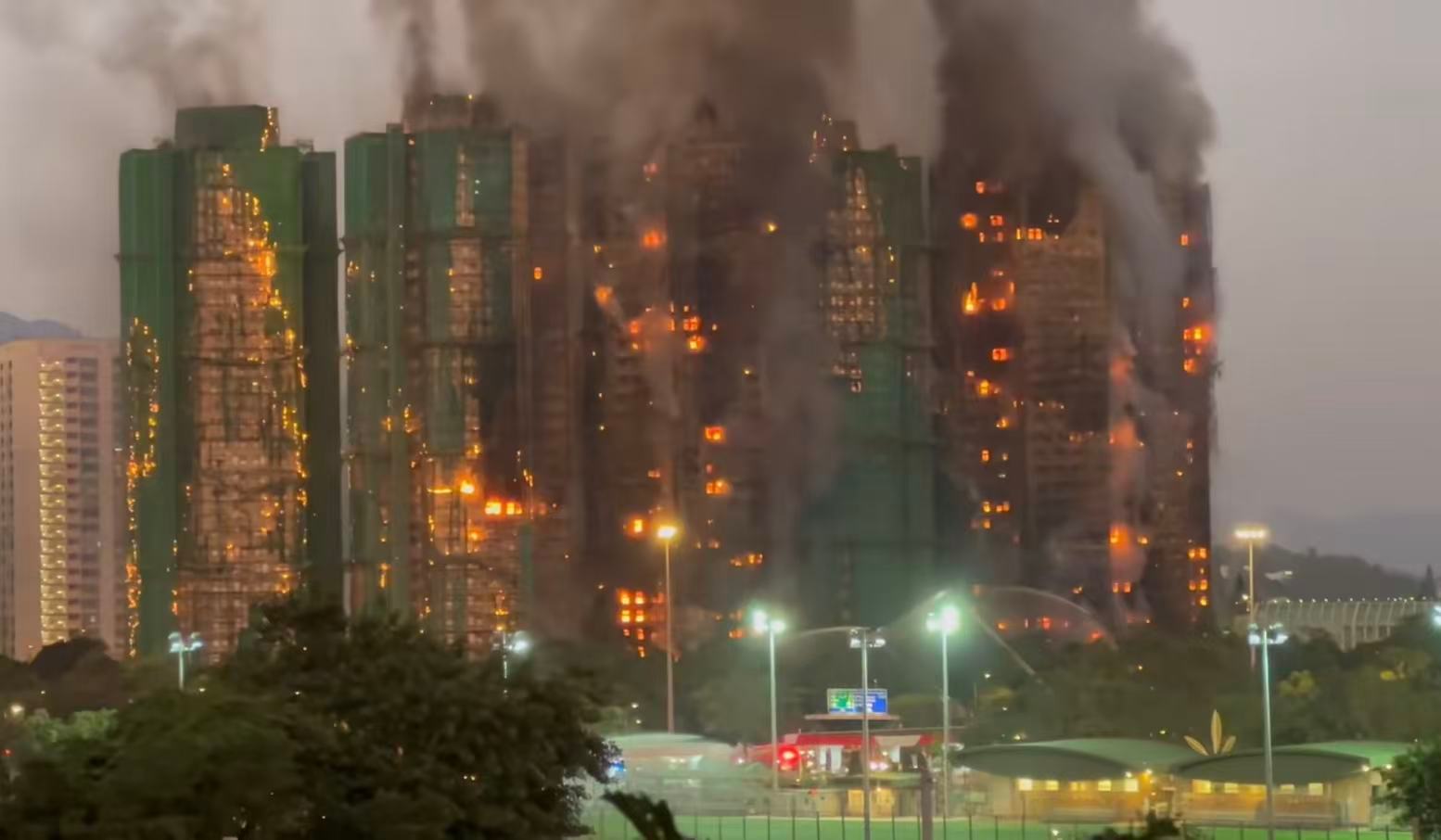 香港火灾 真的有点恐怖😱八栋楼全部联排烧起来了为什么会造成这么大面积的火灾啊 