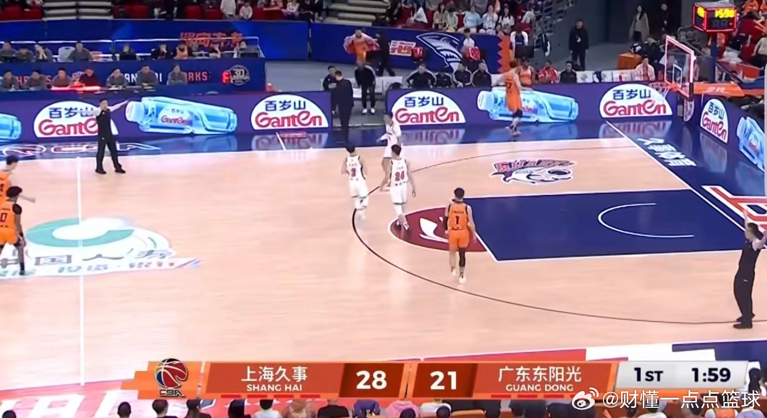 第一节广东一度落后上海13分，替补阵容上来后才找到比赛节奏，目前第一节打完，21