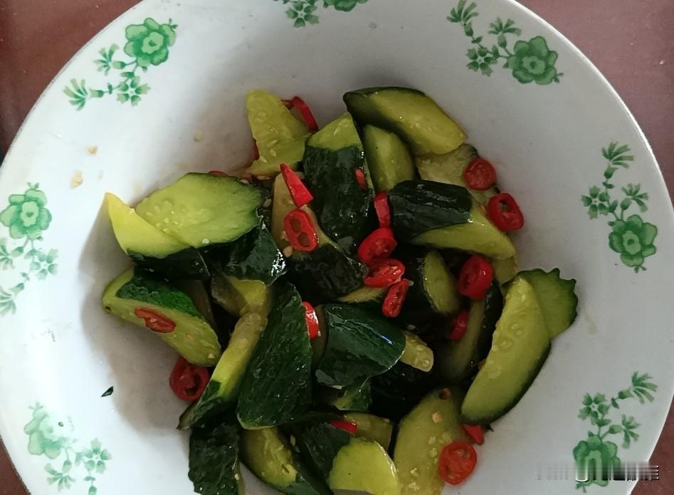 平常，都是拍黄瓜，凉拌着吃。
今天买了黄瓜，我忽发奇想，想換个囗味，用另外一种方