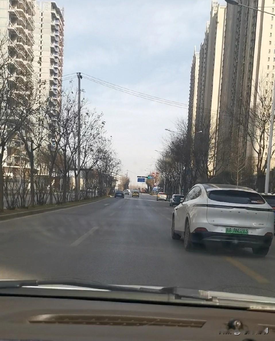 眼看着过年就剩一天了，可看看外面的街道，除了车流人流比以往更少之外，没有一点过年