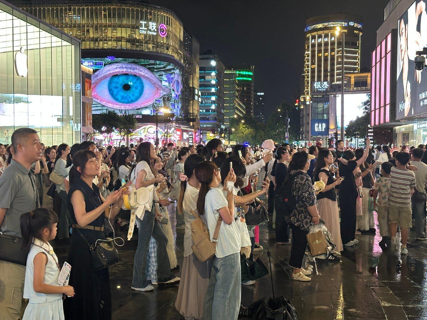 时团点亮西子廊桥 谁被西子廊桥的夜景狠狠惊艳！灯光铺满整座廊桥，画面震撼又梦幻。