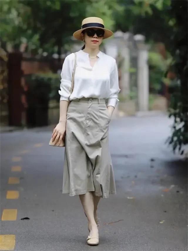 莫言说过这样一句话： 一个人，风尘仆仆地活在这个世界上， 要为喜欢自己的人而活着