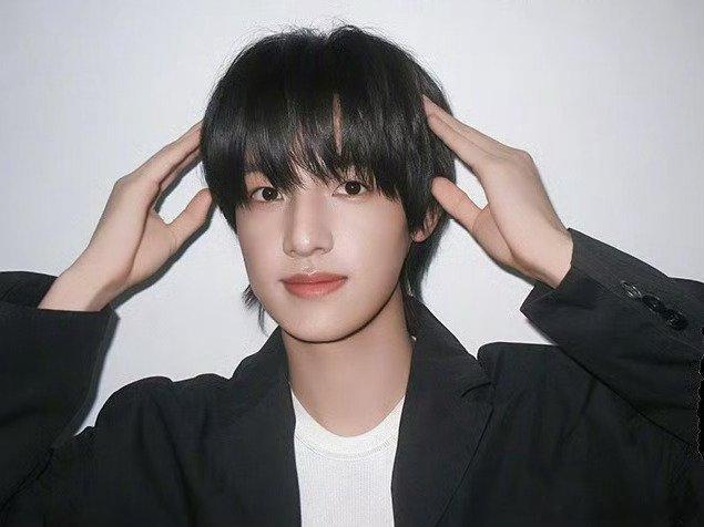 张泽禹ELLE生日帽张泽禹ELLE五月刊封面 张泽禹登ELLE五月刊封面，还戴上