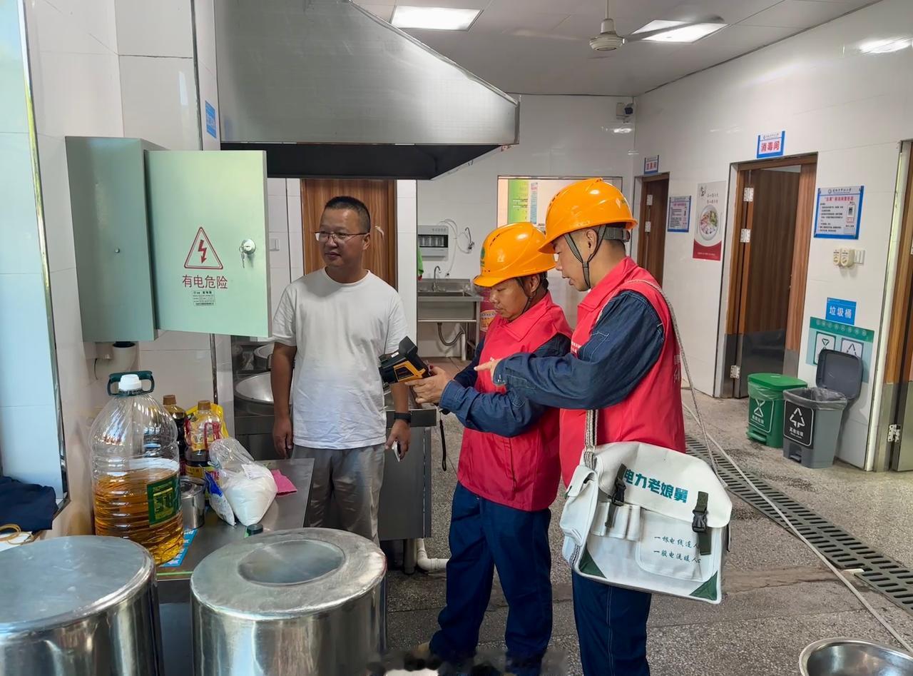 员工来到东和中学，检查学校食堂、教室等场所各类涉电设备，及时消除潜在安全用电隐患
