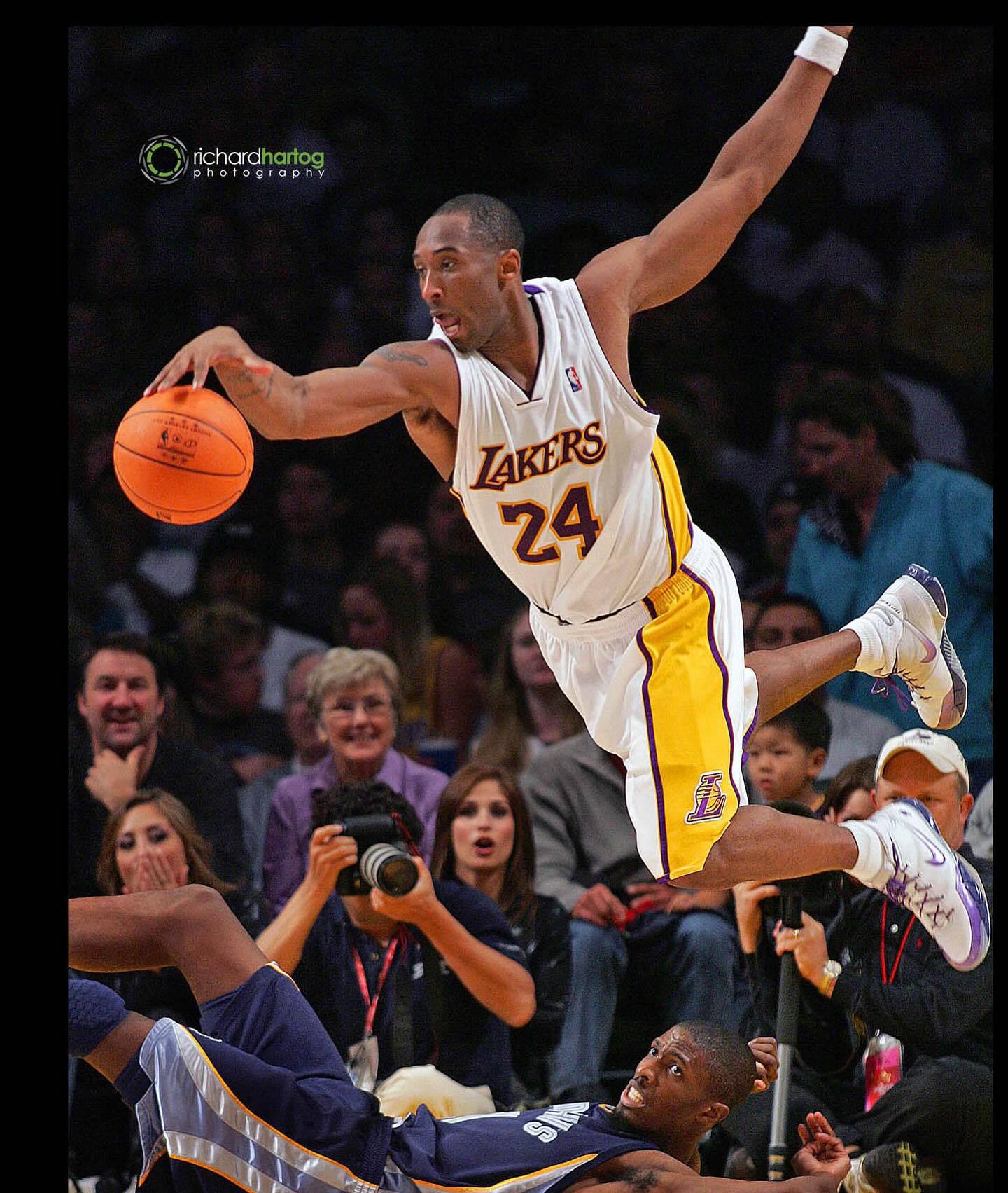 Kobe Bryant 低空飞行抢球科比