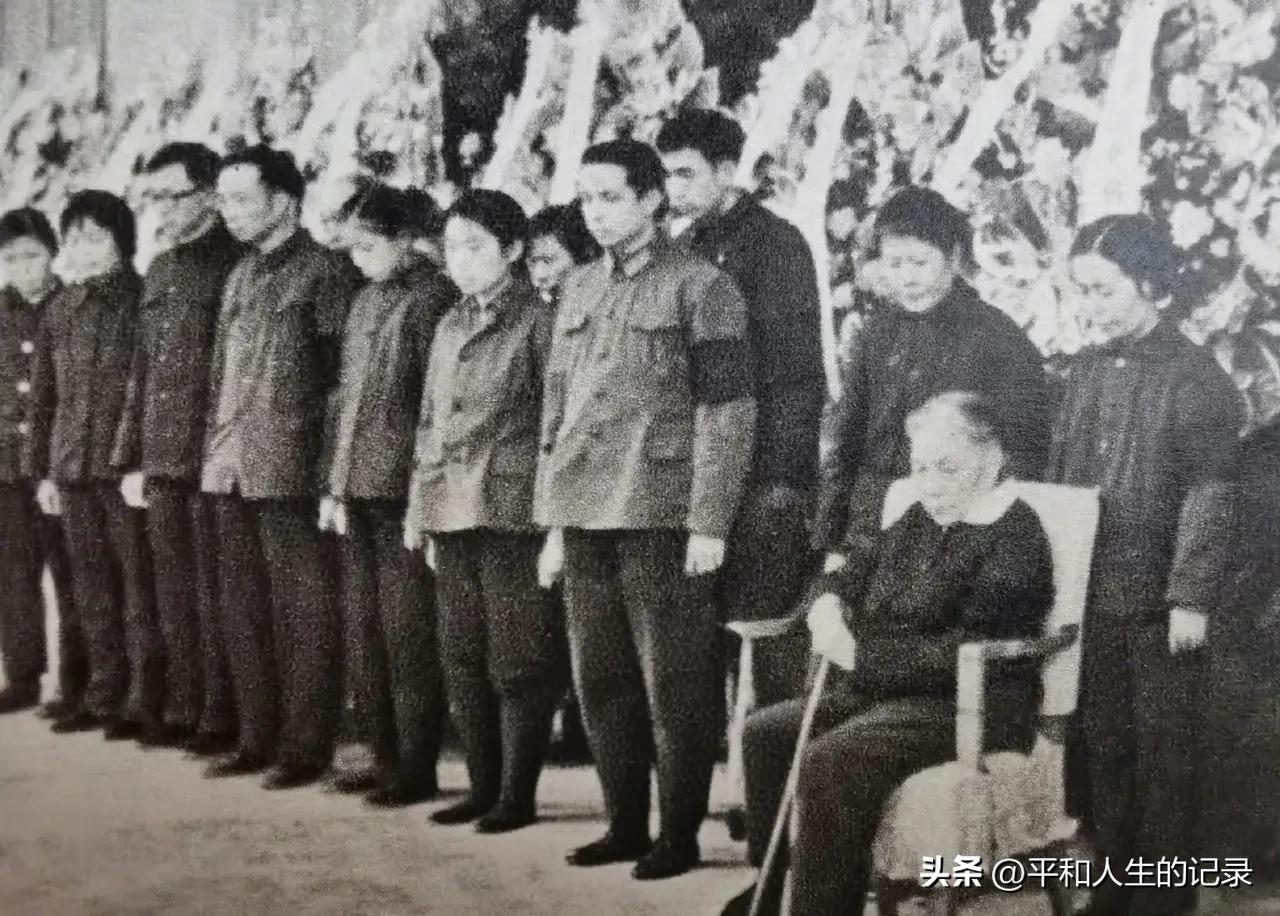 1975年1月15日，北京人民大会堂，李富春的追悼会现场，爱人蔡畅与家属、亲友一