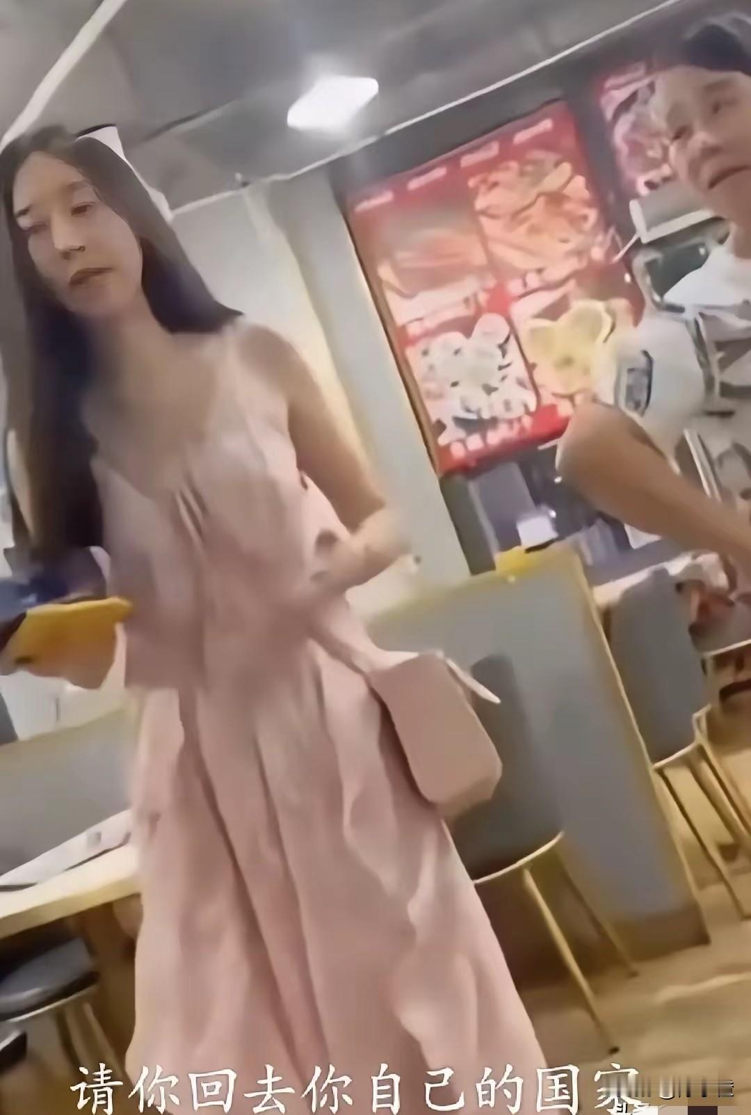 最近外网爆火的一段视频你们看了没？中国女孩在饭店让黑人女子回自己国家，视频一发出