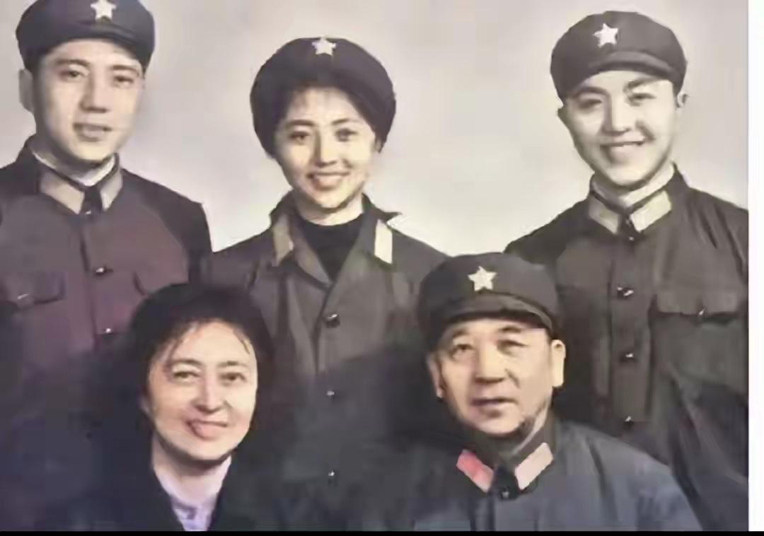 这一家子人3位是军人，真是太让人羡慕了！优秀的人培养出来后代会更加优秀！