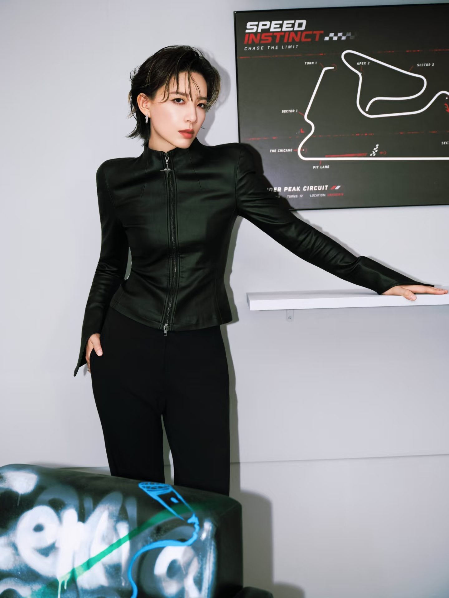 李斯丹妮赛车梦藏不住了那我想看李斯丹妮上赛道的梦也藏不住了，这一身好飒。没想到李