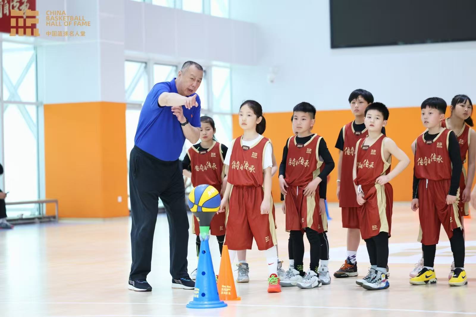 #中国篮球名宿名人赛# 今天中国篮球名人堂公益训练课在桑植举办。王治郅、巴特尔、