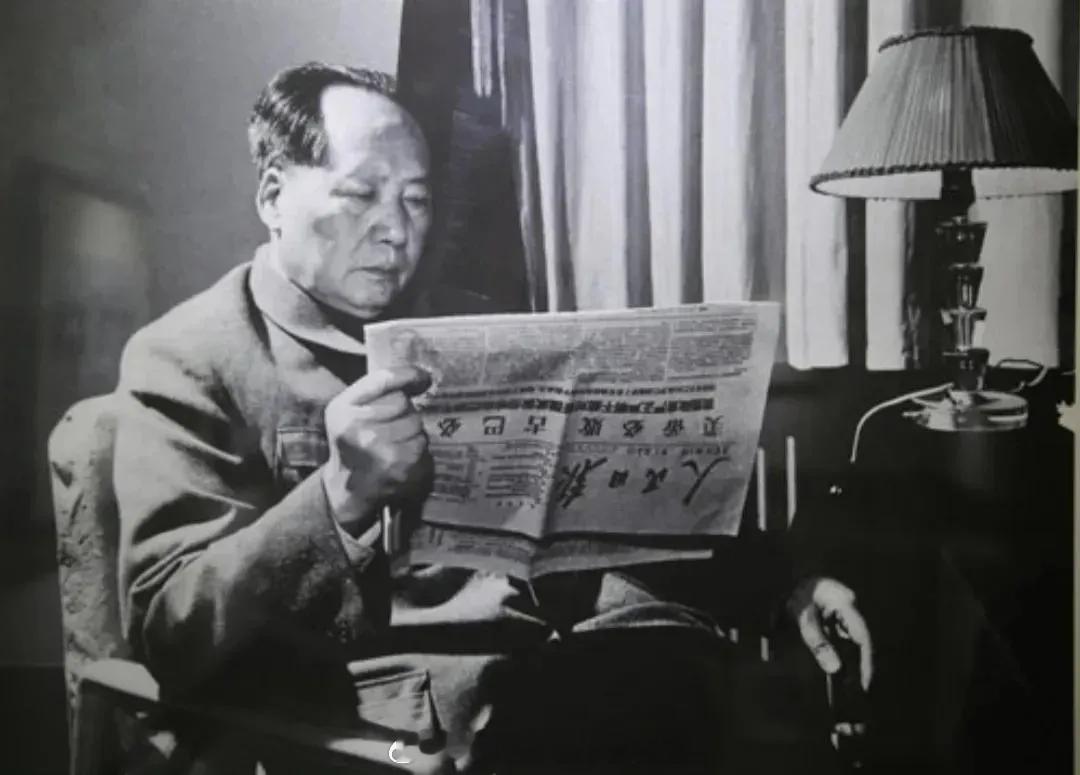 毛主席说：“一部分知识分子身上遗留着资产阶级的血腥味，他们混在人民中间，用语言及
