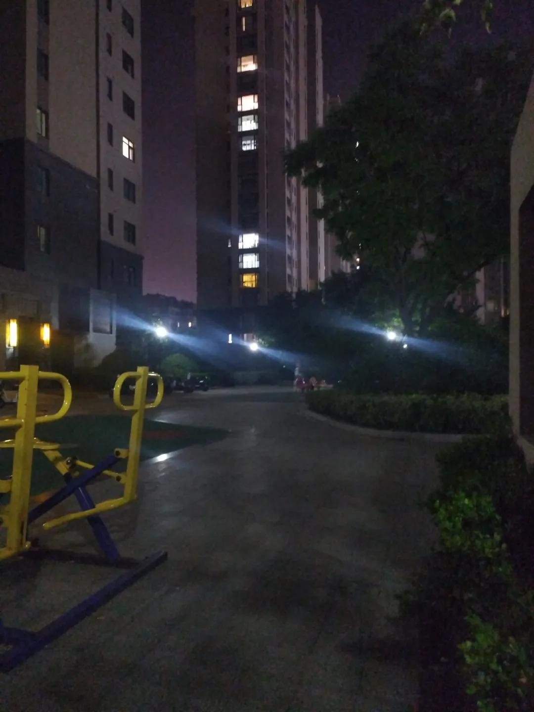 刚和二宝散完步，准备上楼，一个送外卖的大哥走上前问我:“这里是8号楼吗？”

“