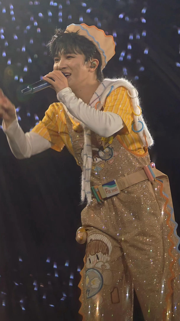 周深演唱会试听装实打实精简版演唱会现场，压轴登台气场温和舒服，多首耳熟能详的好歌