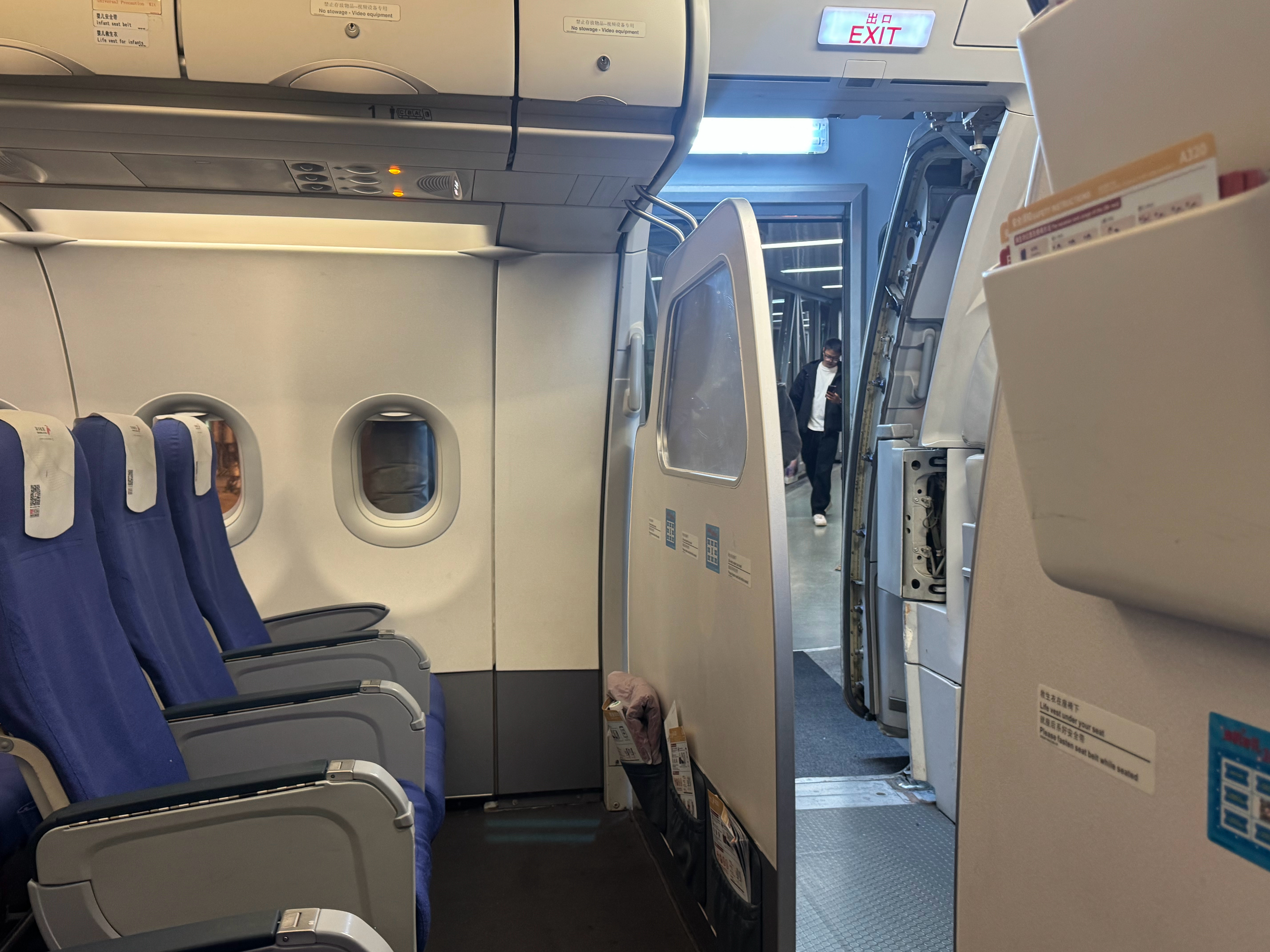 1F 超硬气座位号A320 星盟旗下 全经济舱布局 非常的欧罗巴支线配置（就是开