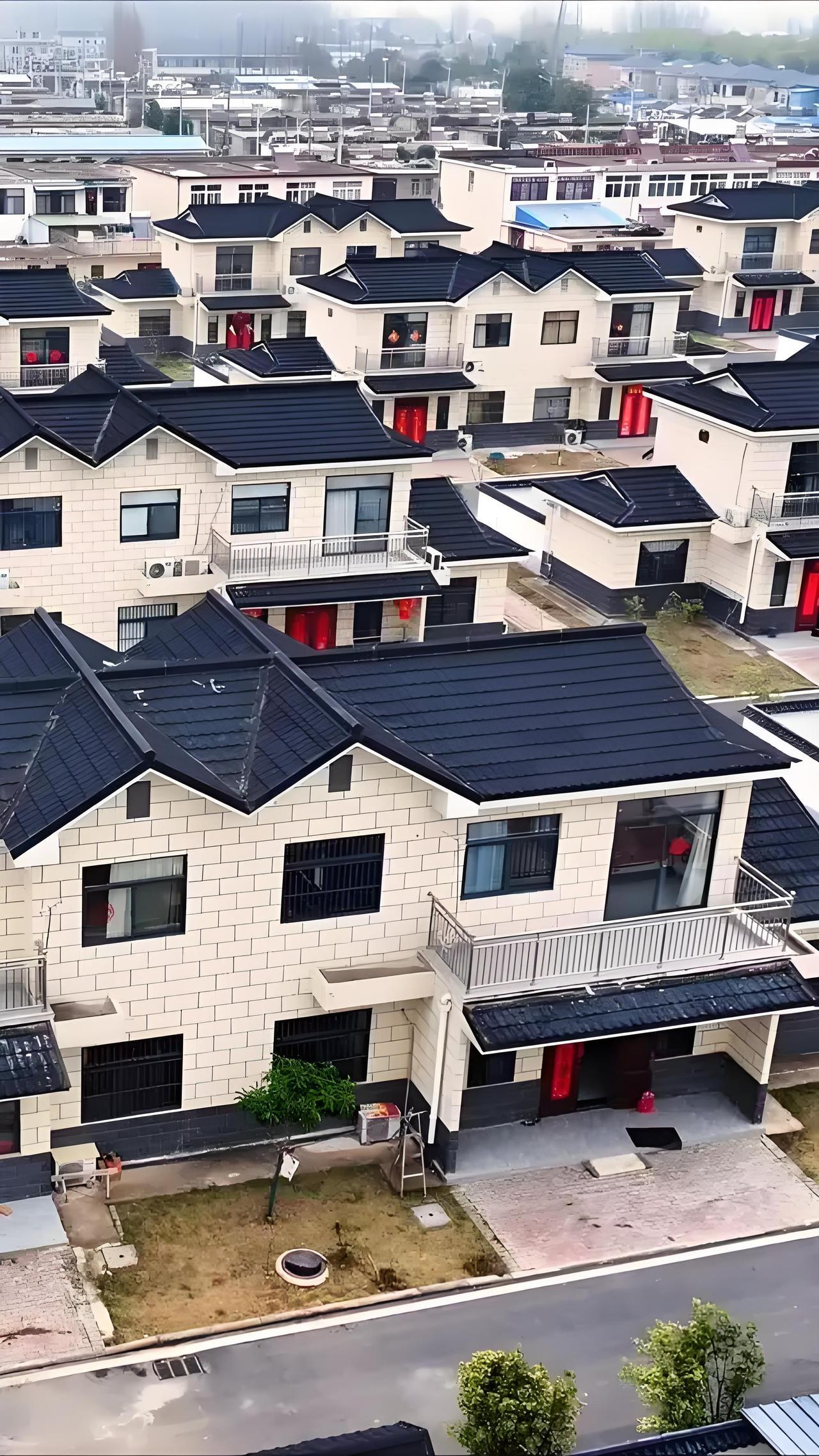 合肥刚需买房的老乡注意了！同是合肥地铁直达市区的刚需盘，同样买100平三房，肥西