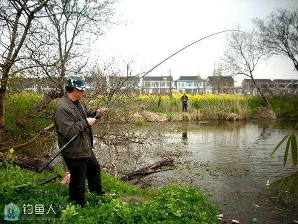 上联：郁闷钓翁，绿水池中黄叶满；
下联：诗友请[玫瑰][玫瑰]
#新韵旧体诗词和