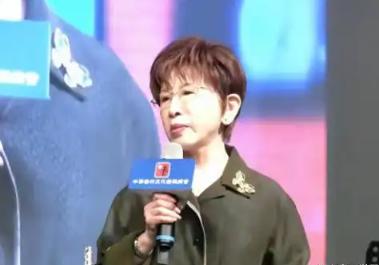 洪秀柱这次是真豁出去了77岁高龄，本可安享晚年，却在国民党大会上，当着郑丽文、韩