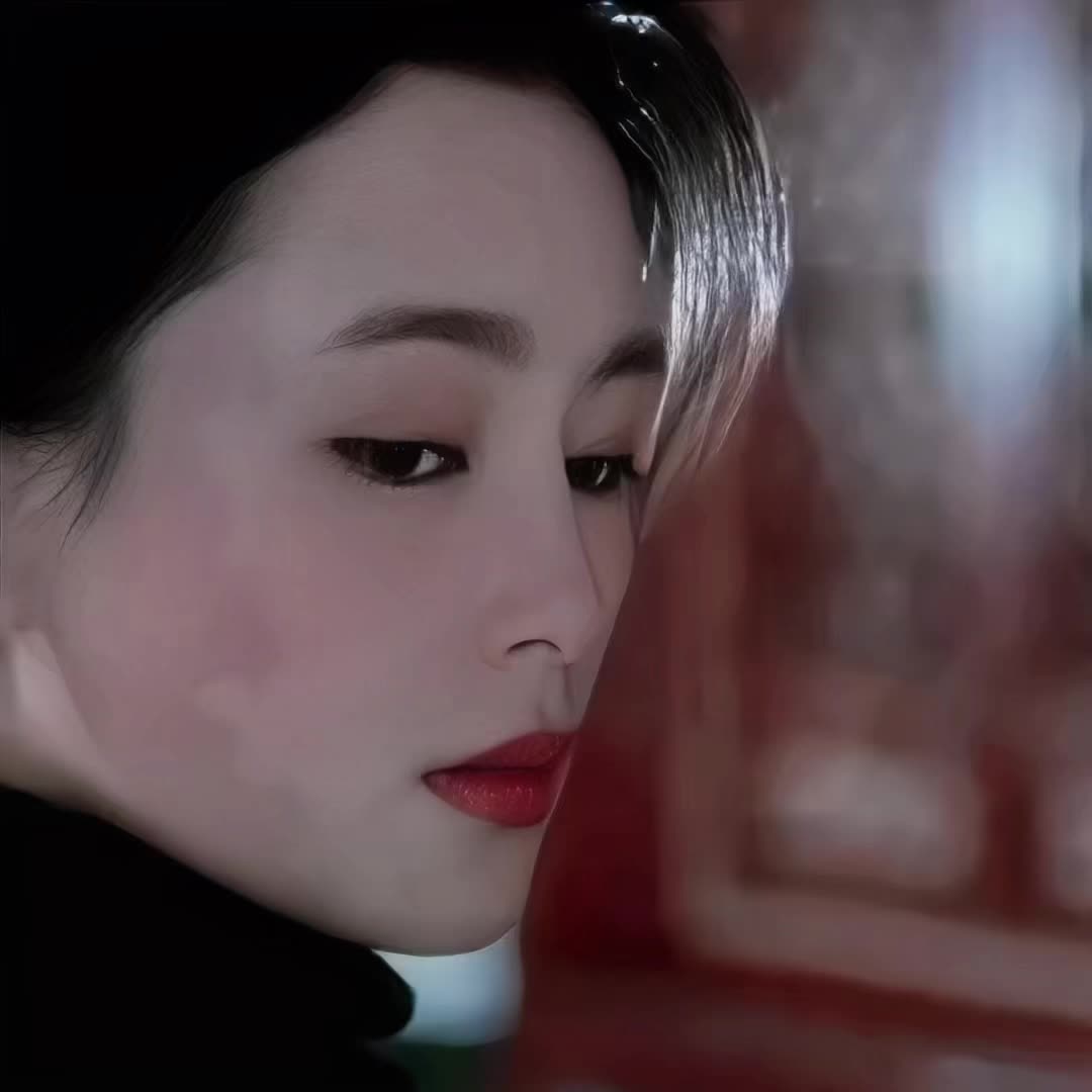“无可挑剔的五官，高贵典雅的气质”
