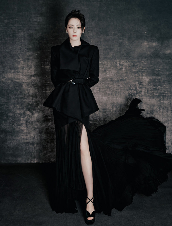 透过镜头看热巴，迪丽热巴限定珍藏帧来袭，谁懂这个黑高定+抓发造型的热巴的酷感啊，