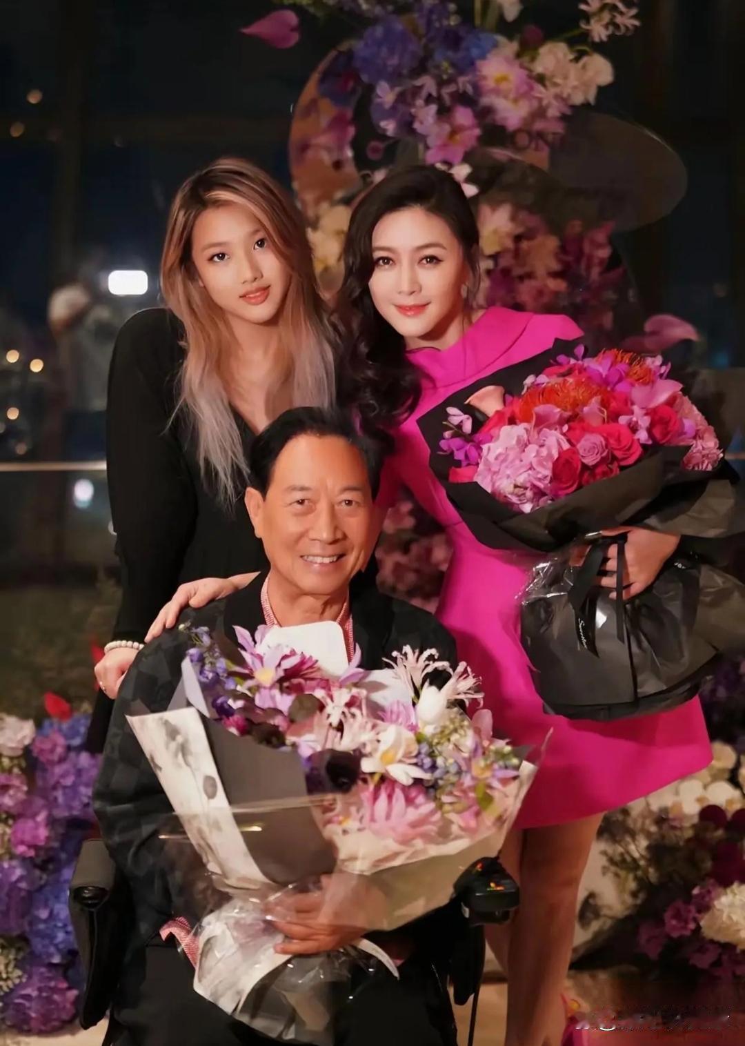 已然 49 岁的田海蓉，其状态简直好到令人惊叹，而她的女儿也是生得极为漂亮。 ​