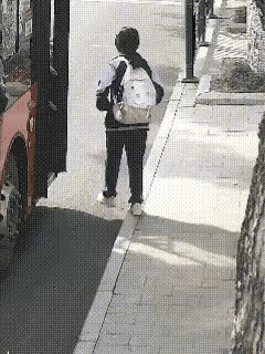 公交司机暖心一幕，视频中，女孩突感不适踉跄退步，司机与学生接力守护暖人心。

背