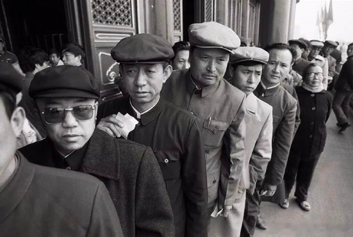 天安门城楼正式对外开放，排队等待留影的群众，北京，1988年。 