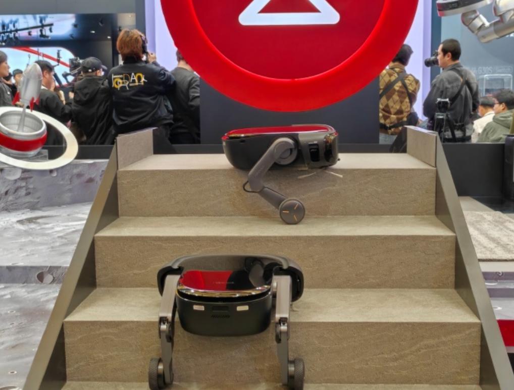 扫地机器人也能跑楼梯了，石头科技很牛掰啊！
之前我们见到的扫地机器人外观基本上都