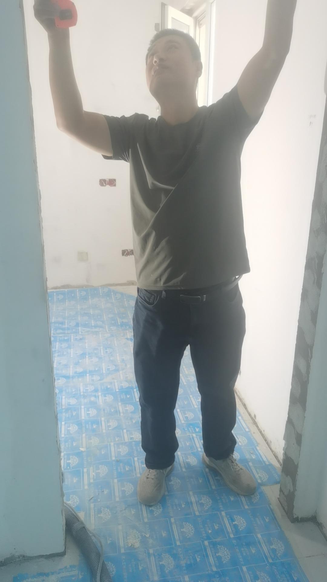 家里装修房子，换侧卧，主卧门，安装师傅实地测量尺寸～…