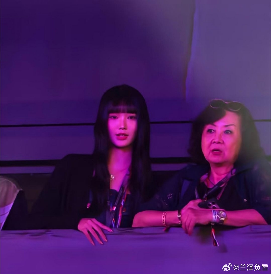 林俊杰妈妈和女友在赛车活动上同框，他的女友留着齐刘海发型，打扮时尚，长得挺漂亮的