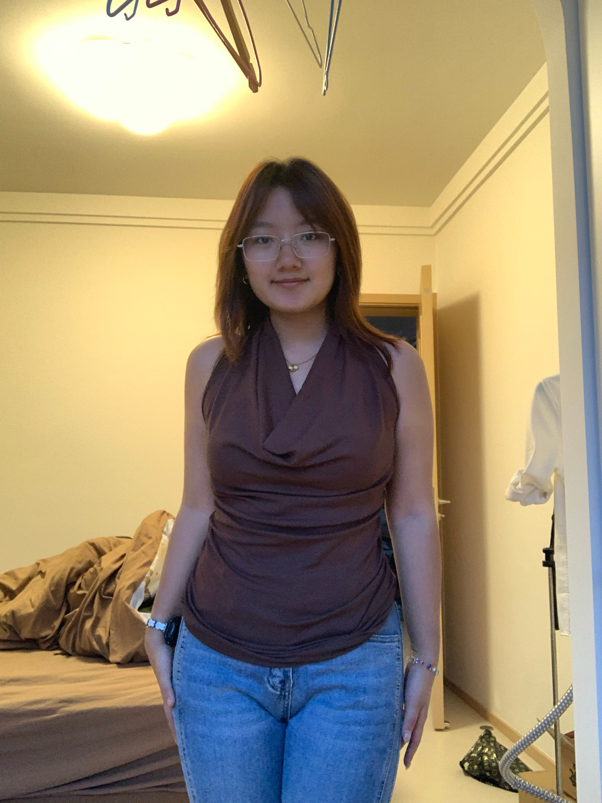 好穿爱穿，料子很软和，后面是露背的 