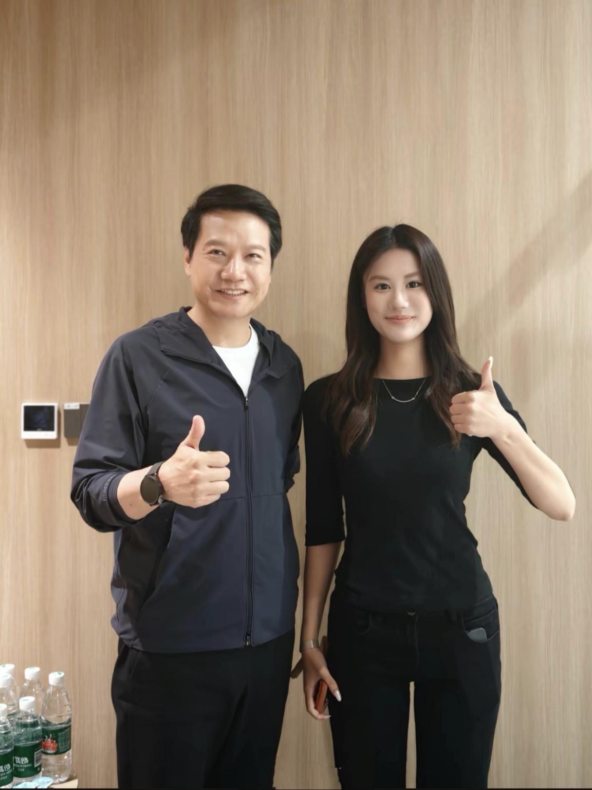 万万没想到！雷总和美女合影，颜值回春，但没想到俊男靓女组合，却被旁边的怡宝矿泉水