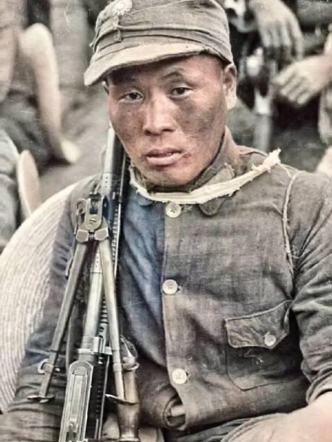 1943年，战火正浓，华北腹地一场突围战中，一名八路军战士张思问负伤被俘，命运从