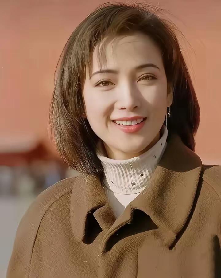 这么漂亮的一个人，因为生病离世太可惜了，回顾何晴以前演的那些作品，真的是演技很好