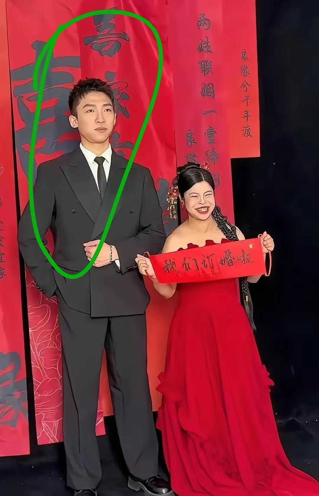 看到这对新人
男士怎么如此矜持
女士把幸福全部写在脸上
双眼笑得象豌豆角怎个脸都