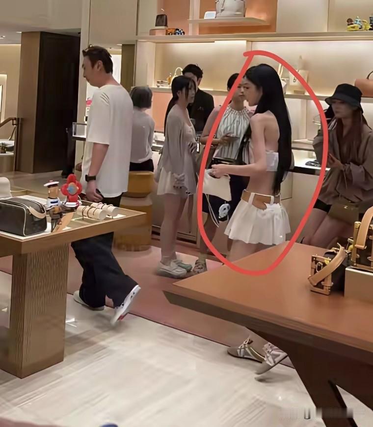 38岁的王思聪现身日本的一家奢侈品包包店，这几年他很少回到国内已经长住在日本，不