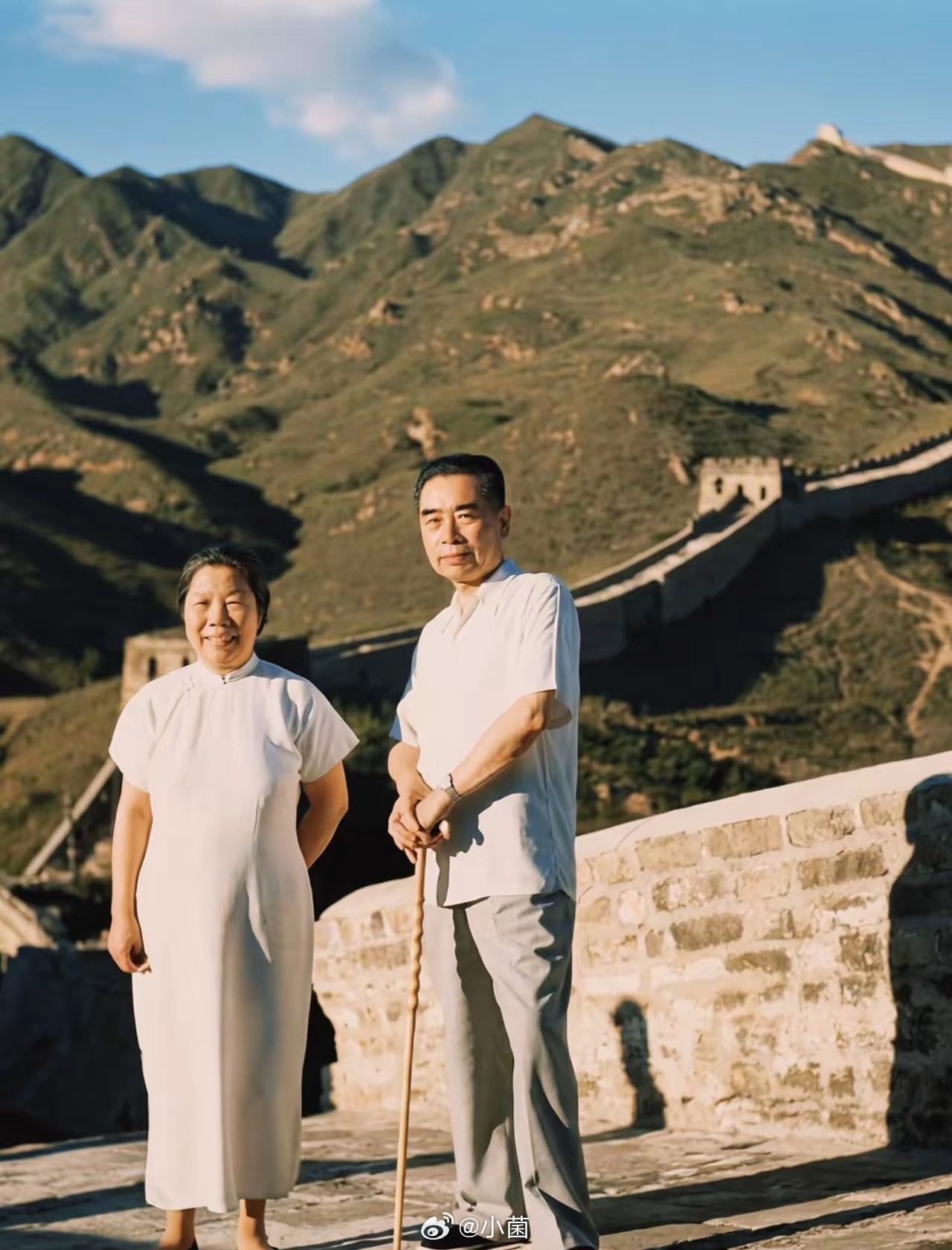这是1955年，周总理和邓颖超一同登上八达岭长城时的合影。照片里，阳光明媚，两人