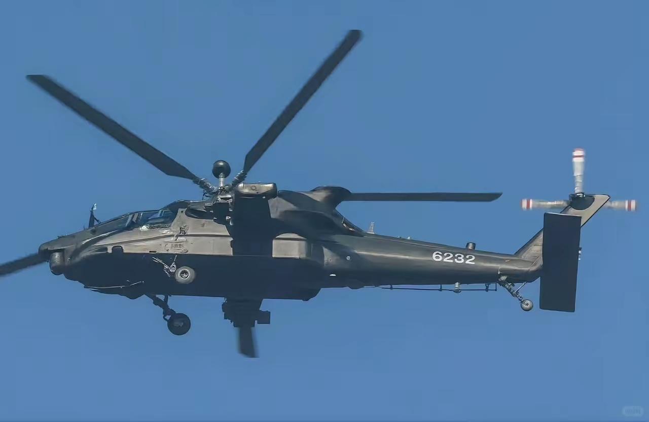 解放军新重直外形靓丽、线条流畅、做工精湛，简直是一件完美的军工艺术品。个人认为像