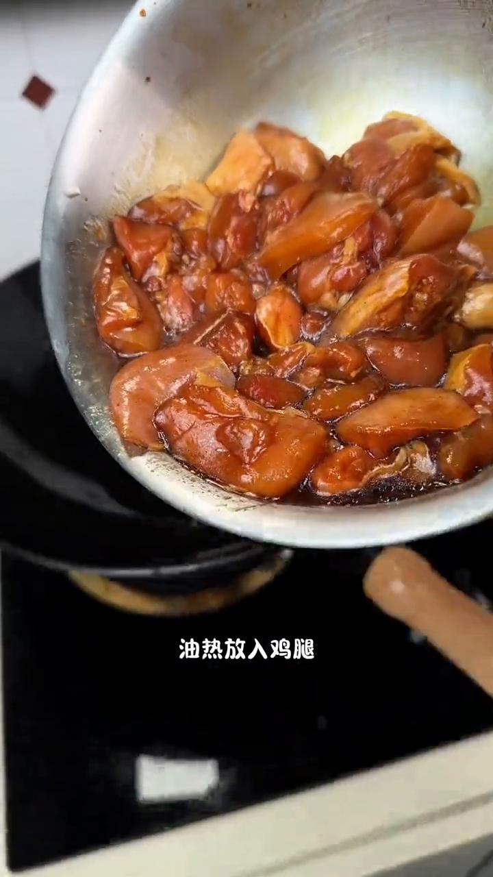欢迎收看00后拒绝外卖自己做饭，今天吃的是辣子鸡拌面。
·准备两个鸡腿肉，加料酒