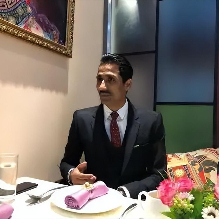 赚着中国人的钱，养着印度的人，这条路，终于上锁了。

红堡餐厅，全国十几家门店，