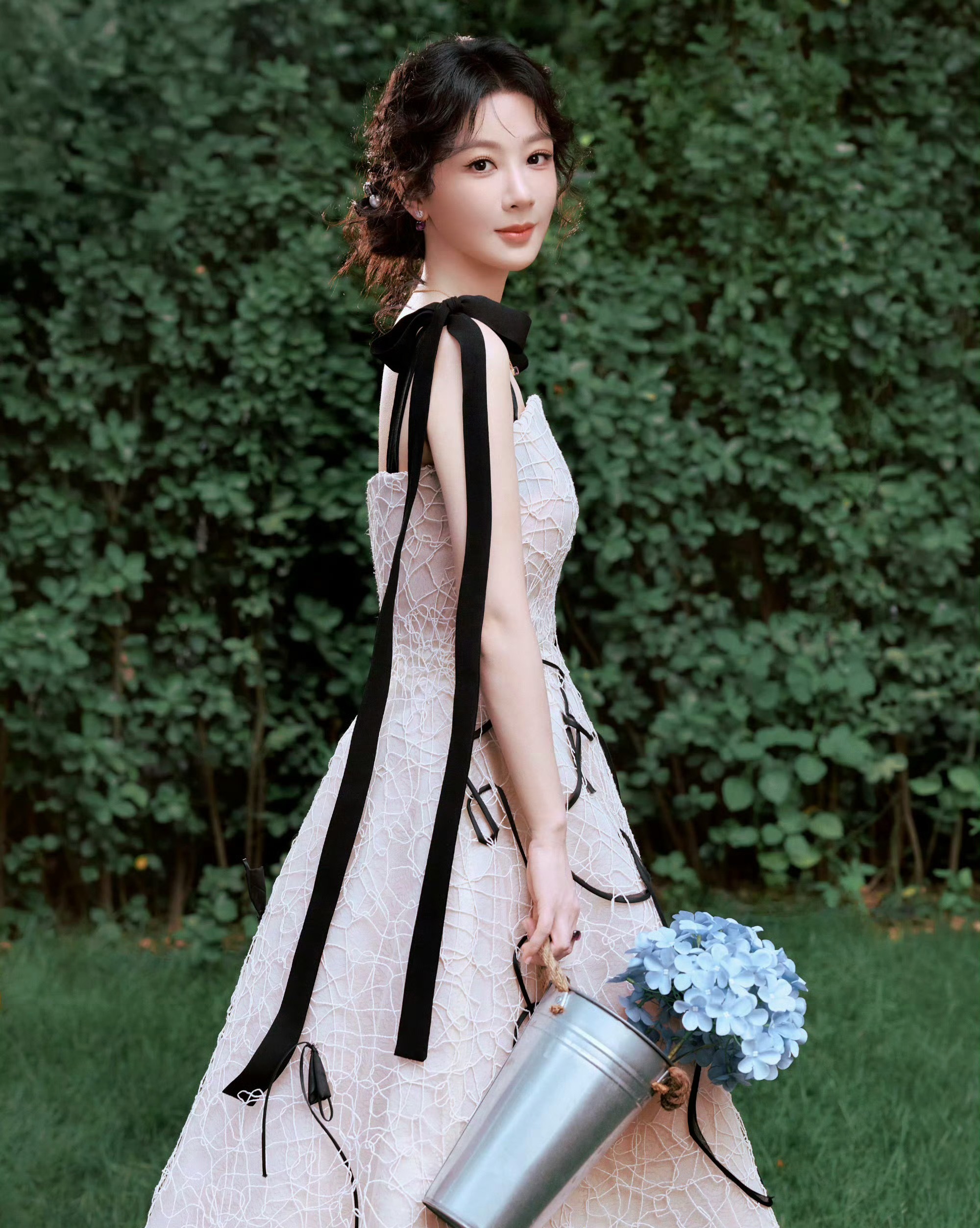 杨紫发型后面是蝴蝶结杨紫最新造型尽显温婉韵味，利落精致的发型搭配脑后精致蝴蝶结，