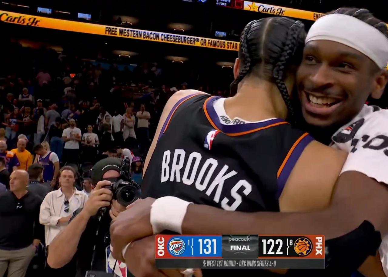 终于笑了！亚历山大和狄龙布鲁克斯赛后紧紧相拥！

同为加拿大男篮队友的亚历山大和