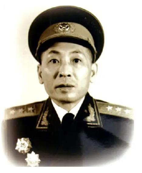 1933年冬，叶飞在客栈等地下党接头的同志，突然冲进来3个特务将他扑倒。遇险的叶