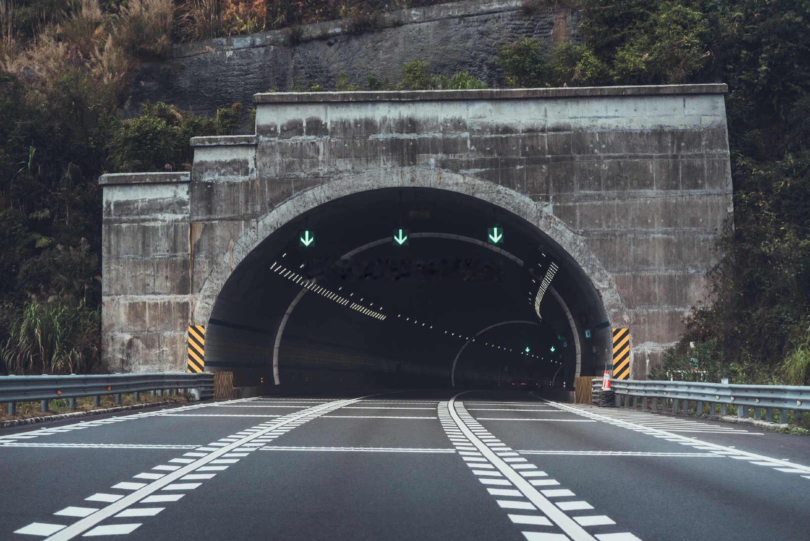 山西在建最长的高速公路隧道贯通   山西在建最长高速太岳山隧道顺利贯通，施工面临