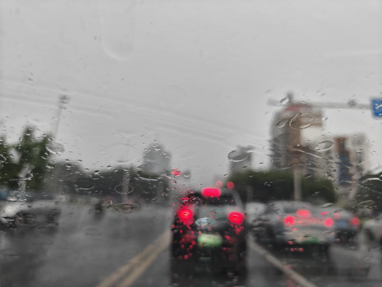 今天早上全是这段时间最凉爽的一天。
7月17日清晨，乐山城区迎来一场倾盆大雨，雨